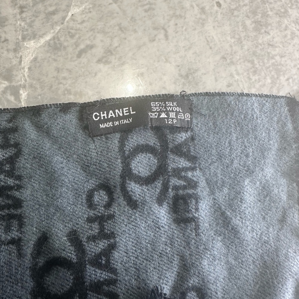 Chanel winter scarf wool silk shawl CC black Gray  geometric pattern - Picture 3 of 3